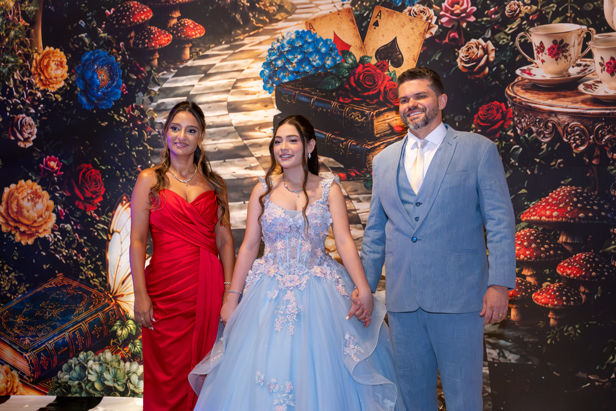Uma noite saída diretamente de um conto de fadas! A festa de 15 anos da Alice no Toth Eventos foi um convite para entrar no universo encantado de Alice no País das Maravilhas.
