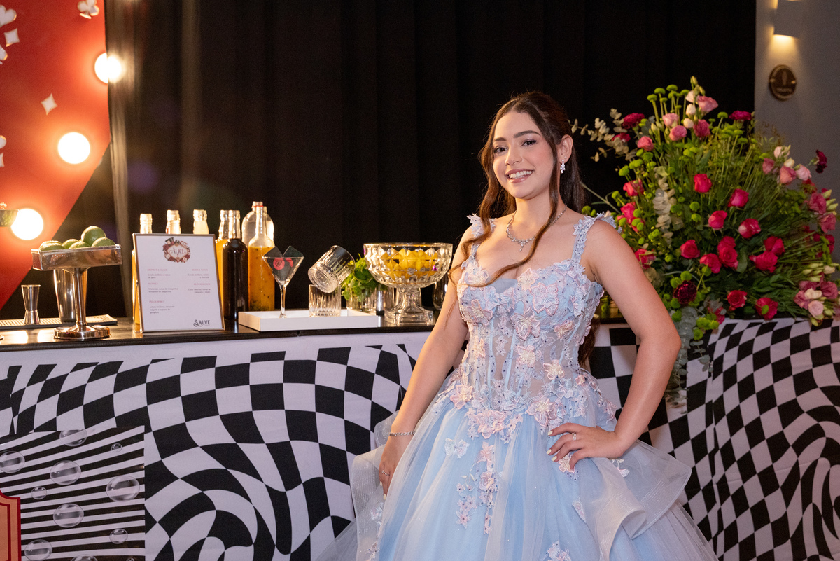 Uma noite saída diretamente de um conto de fadas! A festa de 15 anos da Alice no Toth Eventos foi um convite para entrar no universo encantado de Alice no País das Maravilhas.