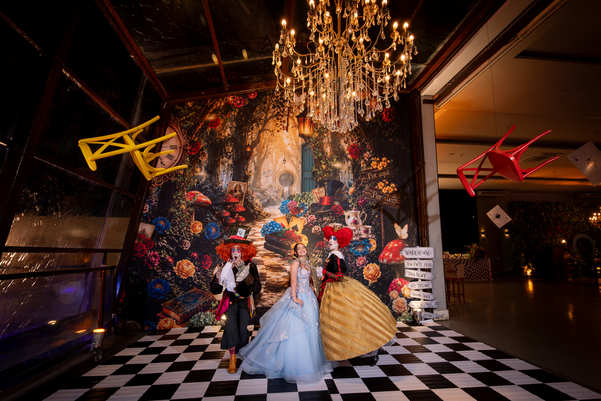 Cada detalhe da decoração trouxe um pouco da magia de Alice no País das Maravilhas para essa inesquecível festa de debutante.