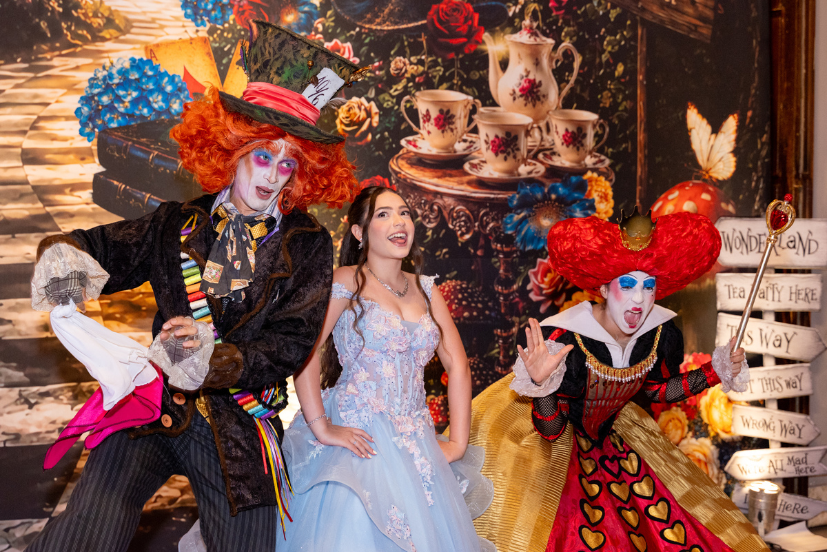 Uma noite saída diretamente de um conto de fadas! A festa de 15 anos da Alice no Toth Eventos foi um convite para entrar no universo encantado de Alice no País das Maravilhas.
