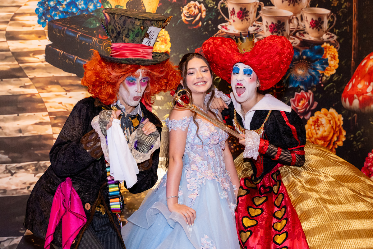 Cada detalhe da decoração trouxe um pouco da magia de Alice no País das Maravilhas para essa inesquecível festa de debutante.