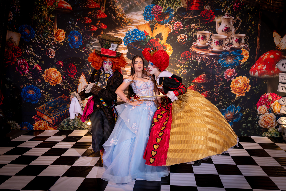 Uma noite saída diretamente de um conto de fadas! A festa de 15 anos da Alice no Toth Eventos foi um convite para entrar no universo encantado de Alice no País das Maravilhas.