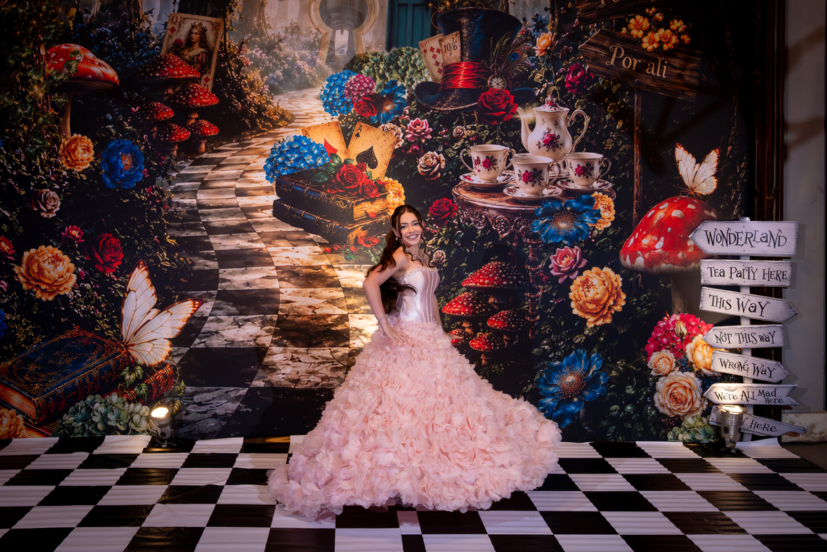 Cada detalhe da decoração trouxe um pouco da magia de Alice no País das Maravilhas para essa inesquecível festa de debutante.
