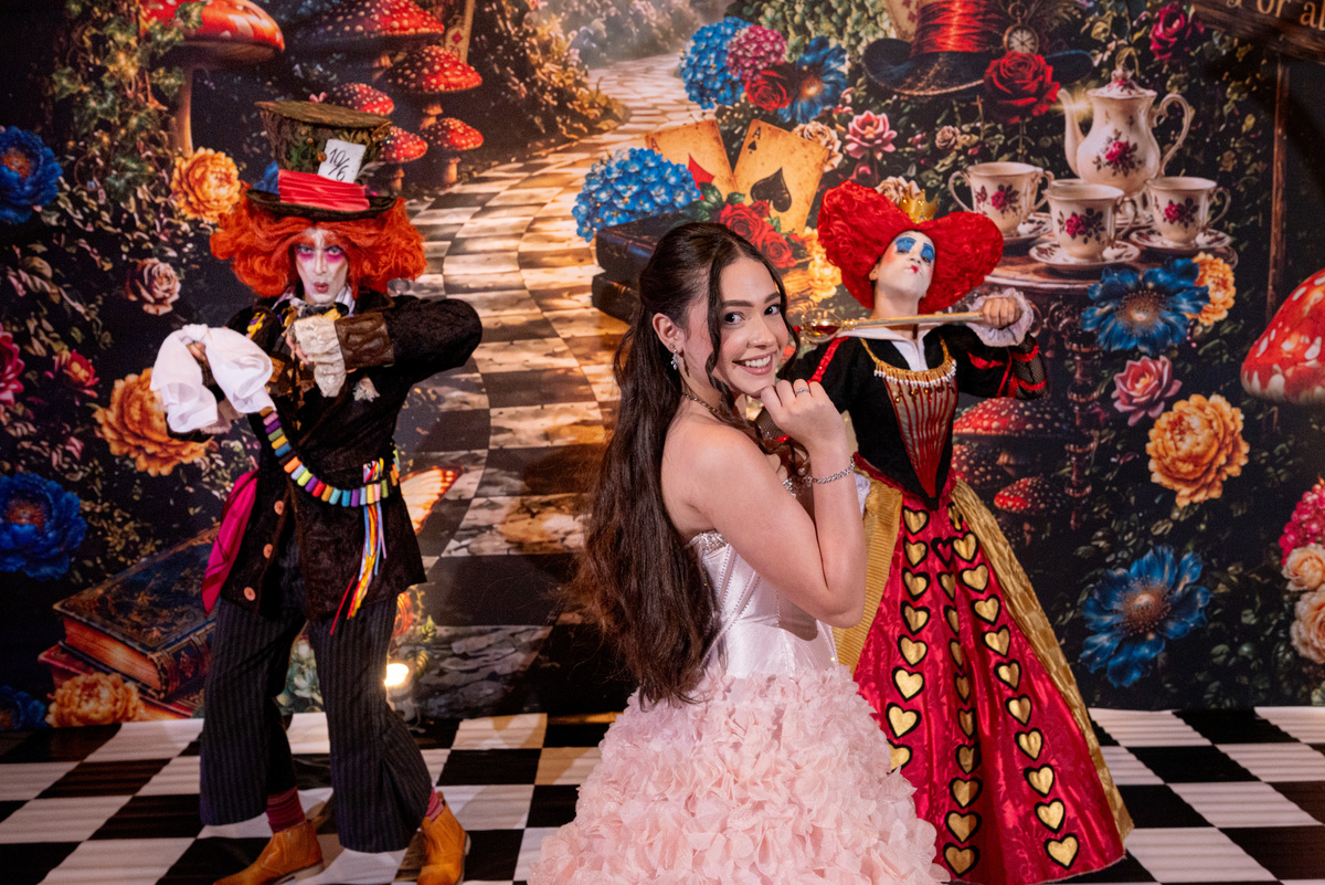Hoje, o País das Maravilhas tem uma estrela especial: Alice! Linda, radiante e pronta para viver um dos capítulos mais marcantes de sua vida.