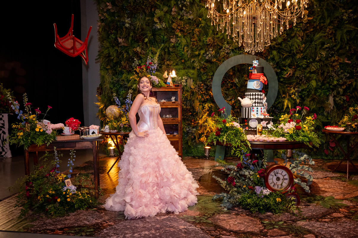 Cada detalhe da decoração trouxe um pouco da magia de Alice no País das Maravilhas para essa inesquecível festa de debutante.