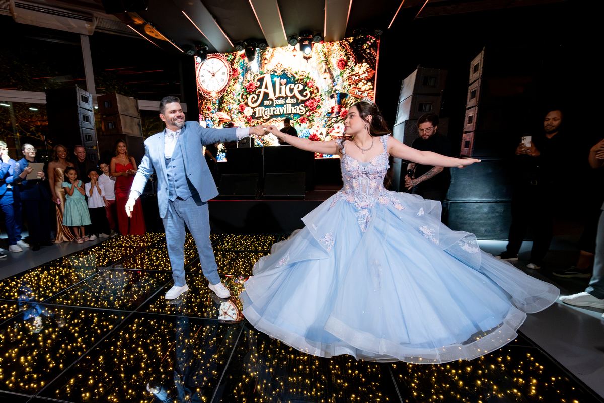 Uma noite saída diretamente de um conto de fadas! A festa de 15 anos da Alice no Toth Eventos foi um convite para entrar no universo encantado de Alice no País das Maravilhas.
