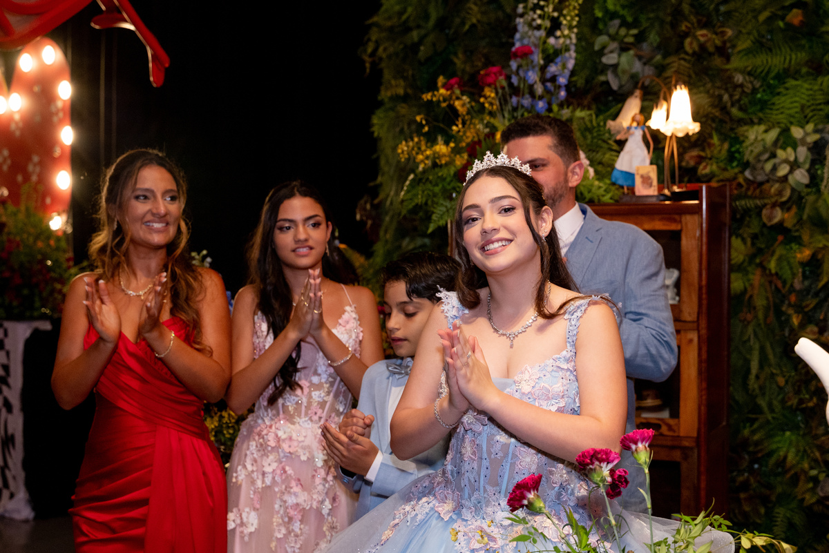 Cada detalhe da decoração trouxe um pouco da magia de Alice no País das Maravilhas para essa inesquecível festa de debutante.
