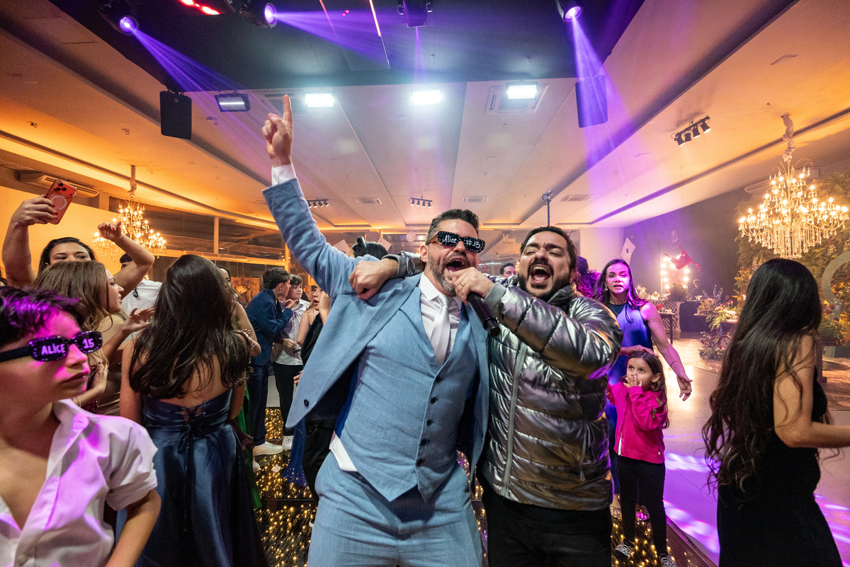 Quando a música começa, a alegria toma conta! Uma noite para dançar, celebrar e criar histórias divertidas ao lado de pessoas especiais.