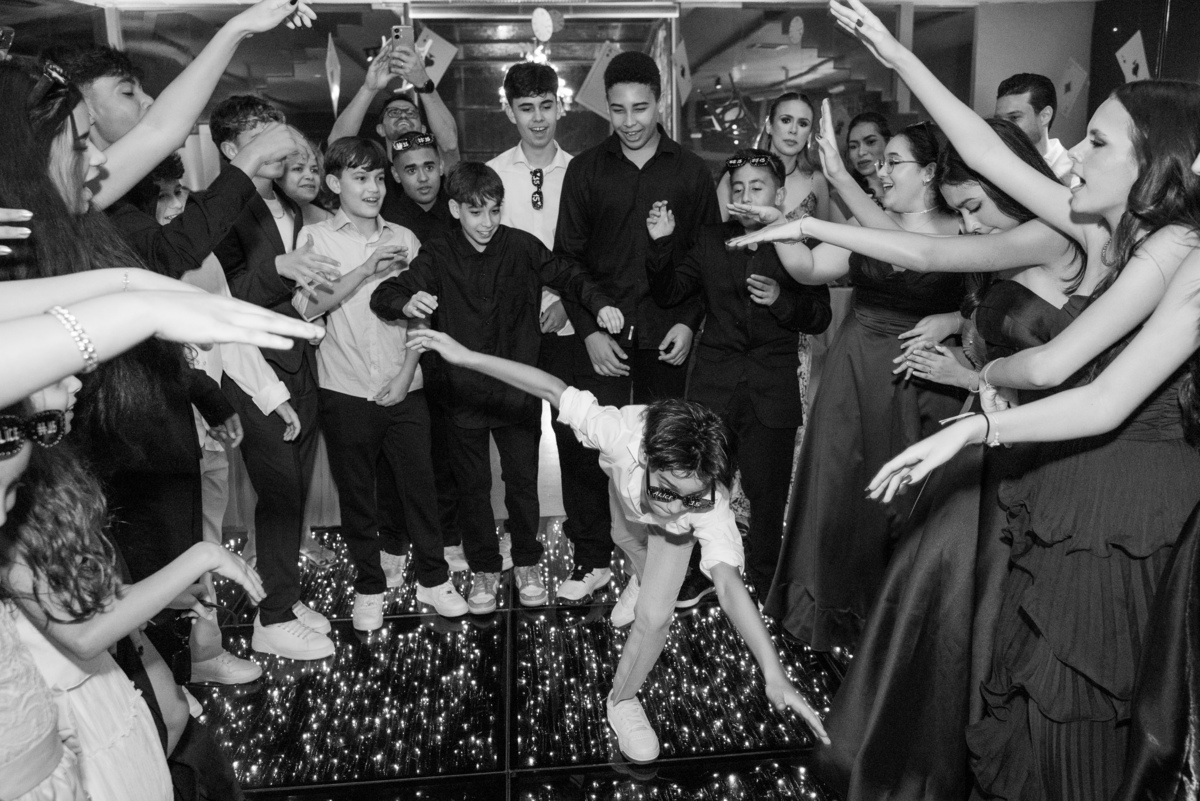 Quando a música começa, a alegria toma conta! Uma noite para dançar, celebrar e criar histórias divertidas ao lado de pessoas especiais.