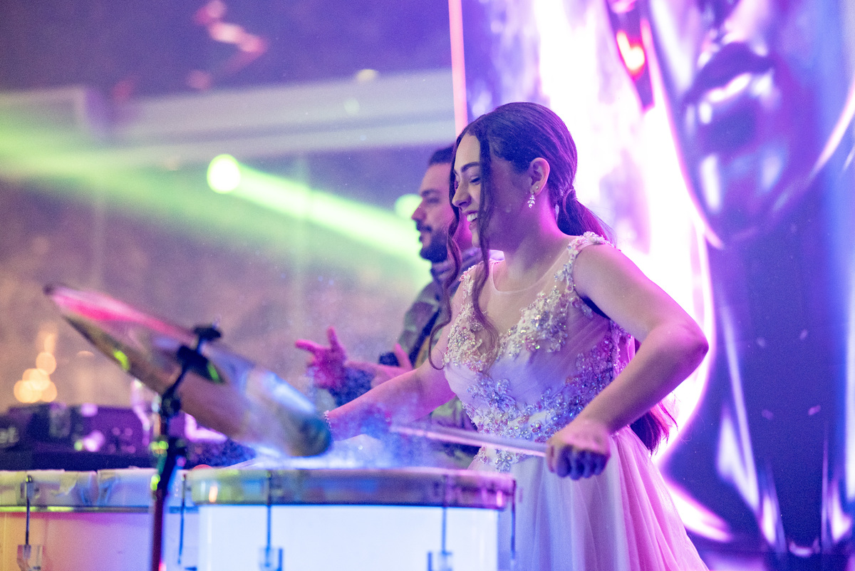 Quando a música começa, a alegria toma conta! Uma noite para dançar, celebrar e criar histórias divertidas ao lado de pessoas especiais.