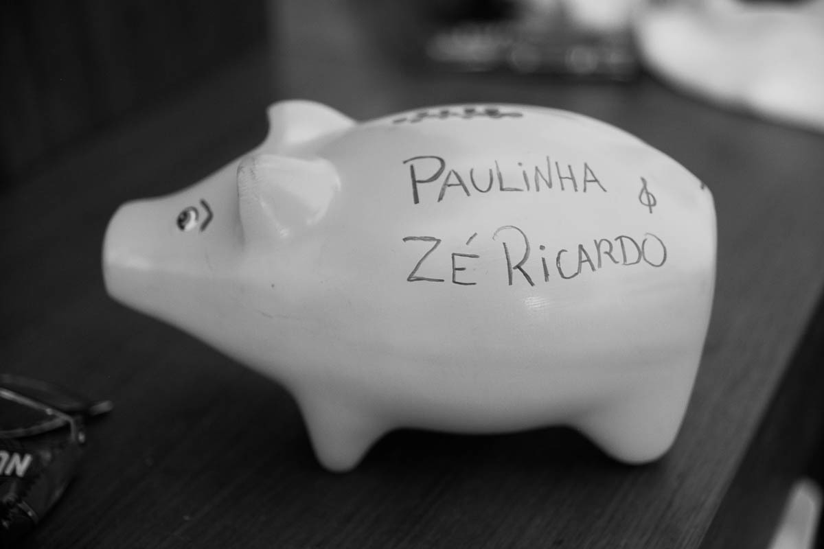 cofre em forma de porquinho com os dizeres paulinha e ze ricardo