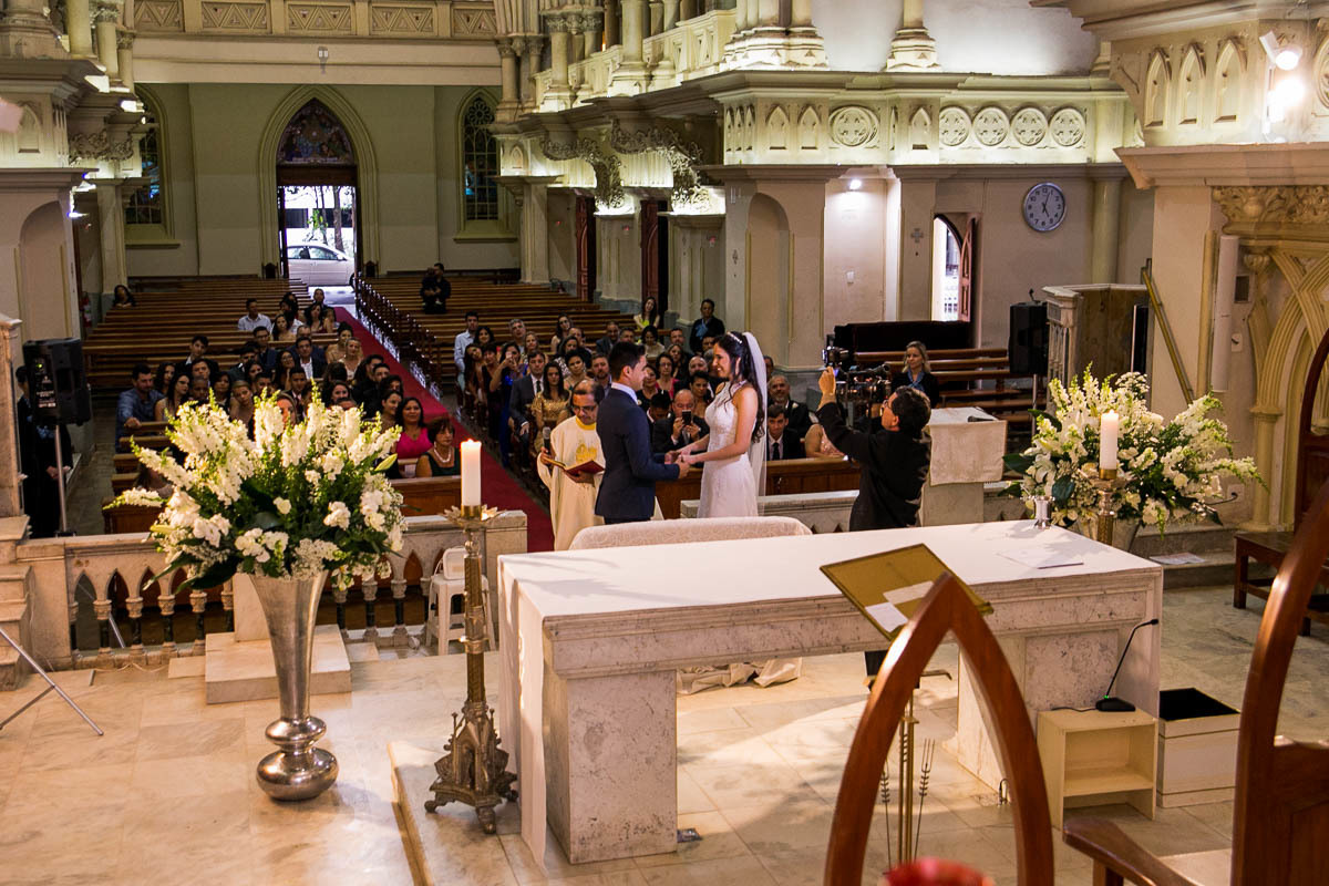 vista da igreja com uma perspectiva mais alta tendo os noivos no altar e seus convidados ao fundo