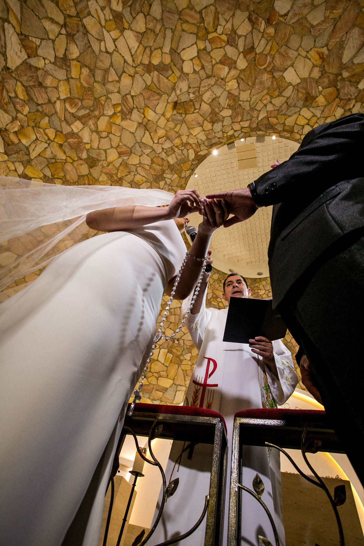 noiva
noivo
igreja santissima trindade
aliança
casamento catolico