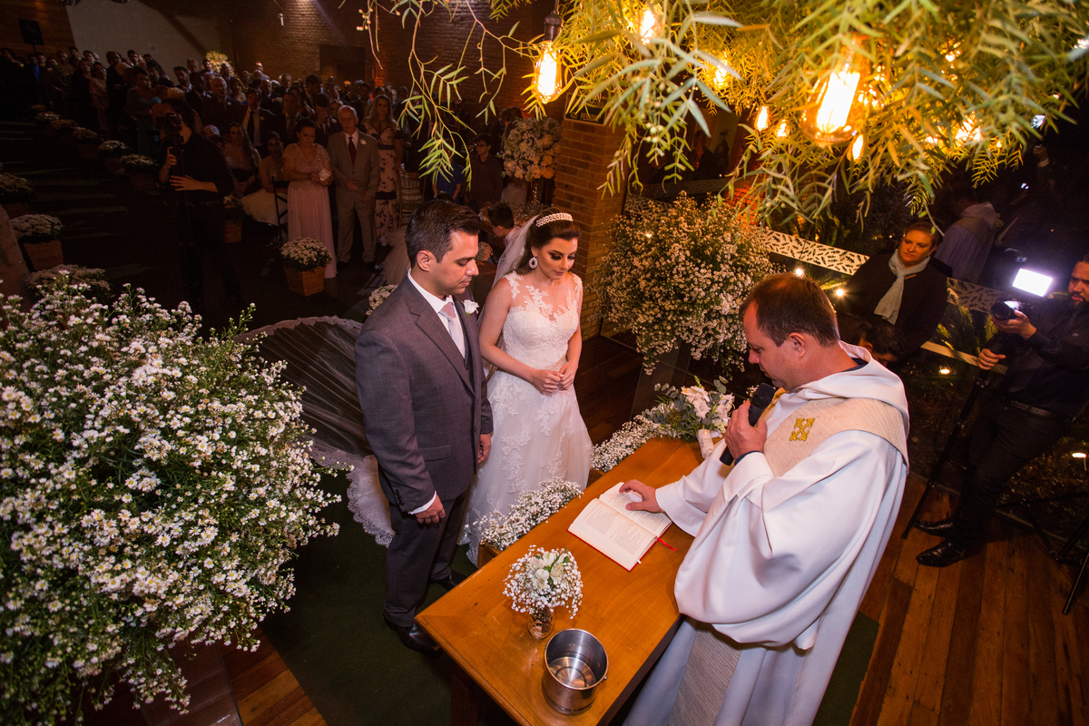 Foto do alto durante a cerimônia religiosa Studio Juca Sousa casamento catolico lanai eventos fotos juca sousa franceli manata
cerimonia de casamento noiva noivos