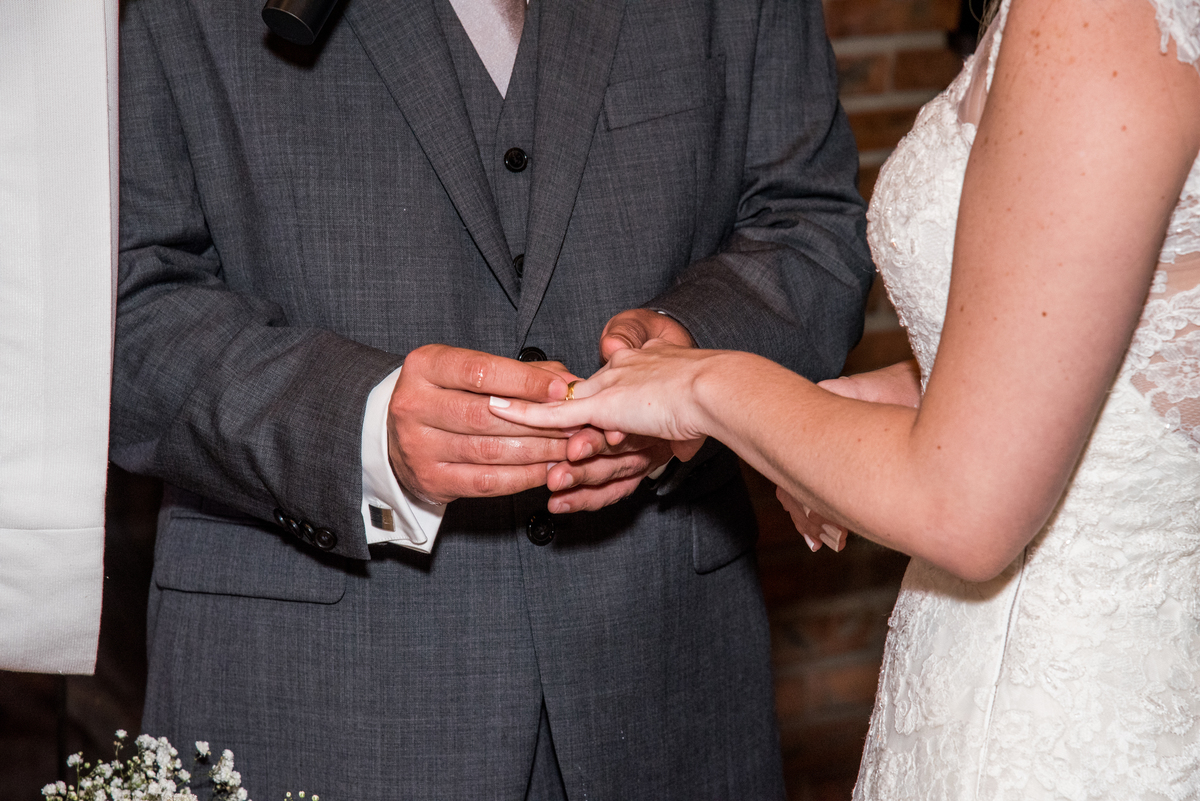 Foto do noivo colocando a aliança na noiva durante a cerimônia religiosa Studio Juca casamento catolico lanai eventos fotos juca sousa franceli manata
cerimonia de casamento noiva noivos