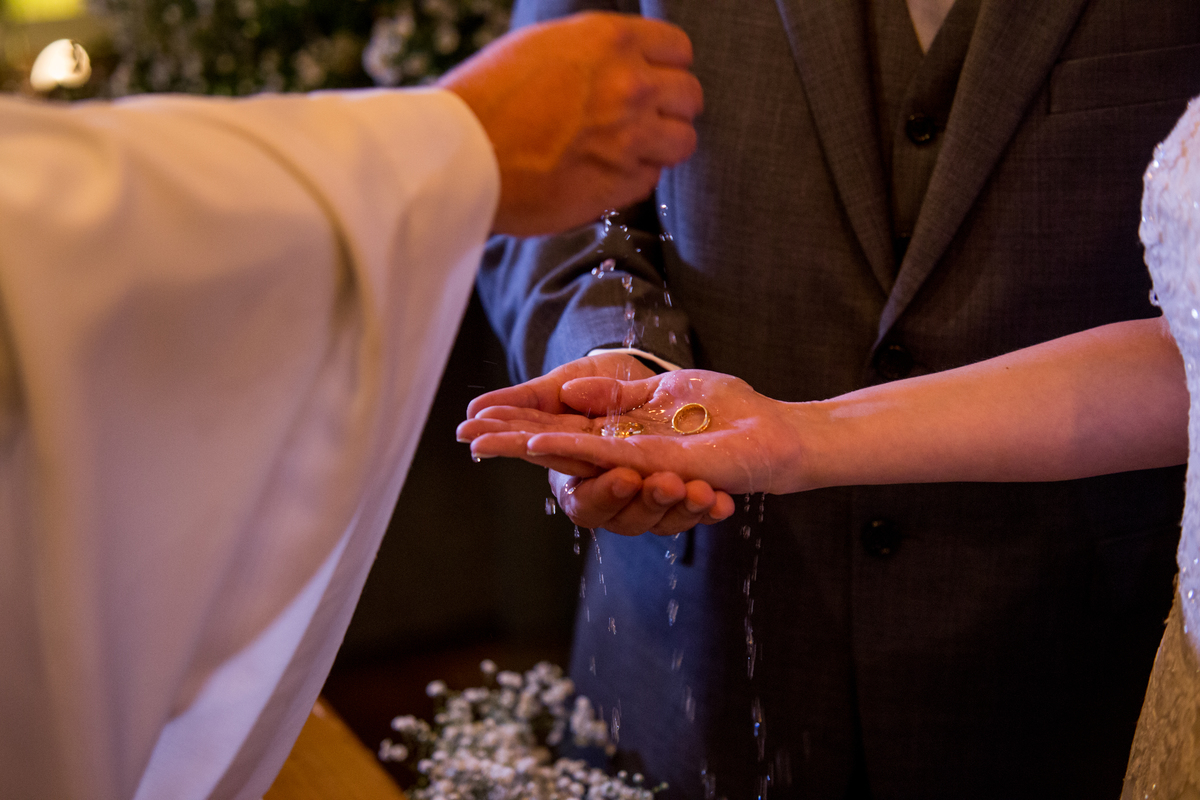 Foto da benção das alianças durante a cerimônia religiosa Studio Juca casamento catolico lanai eventos fotos juca sousa franceli manata
cerimonia de casamento noiva noivos