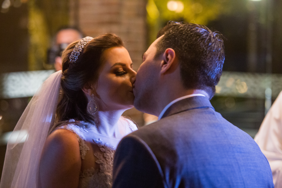 Fotodo beijo durante a cerimônia religiosa Studio Juca casamento catolico lanai eventos fotos juca sousa franceli manata
cerimonia de casamento noiva noivos