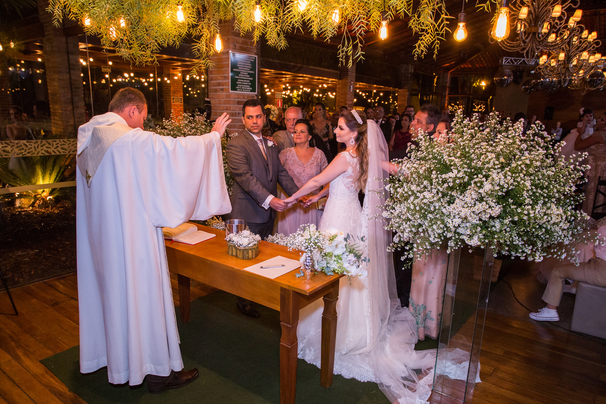 Foto da benção do padre com os pais durante a cerimônia religiosa Studio Juca casamento catolico lanai eventos fotos juca sousa franceli manata
cerimonia de casamento noiva noivos