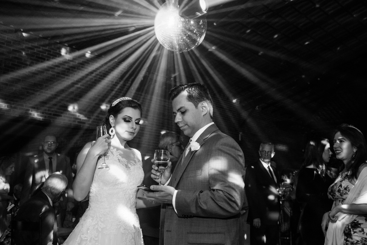 Foto do casal após a cerimônia na pista de dança Studio Juca Sousa casamento catolico lanai eventos fotos juca sousa franceli manata
cerimonia de casamento noiva noivos recepção de casamento