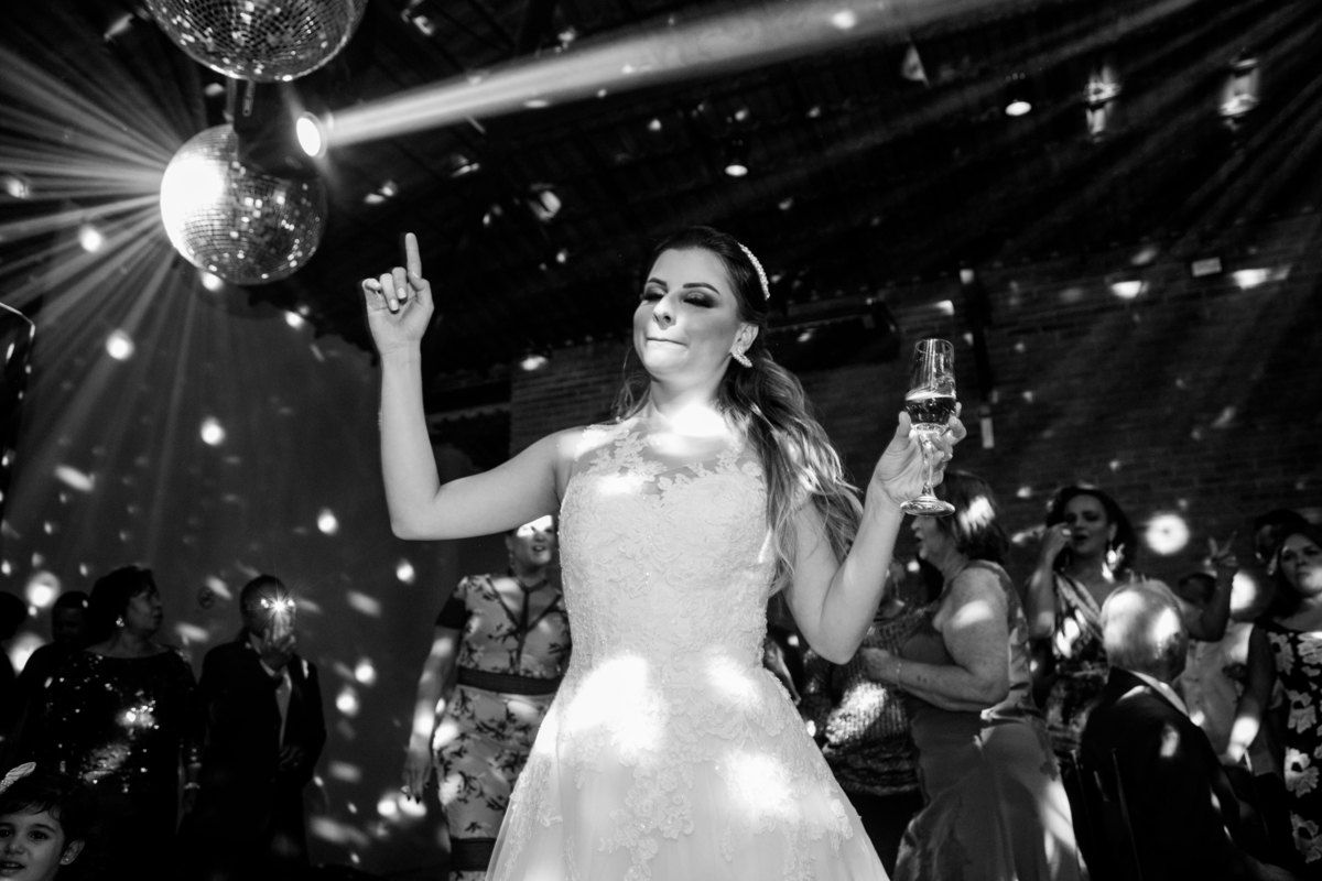 Foto da noiva após a cerimônia na pista de dança Studio Juca Sousa casamento catolico lanai eventos fotos juca sousa franceli manata
cerimonia de casamento noiva noivos recepção de casamento