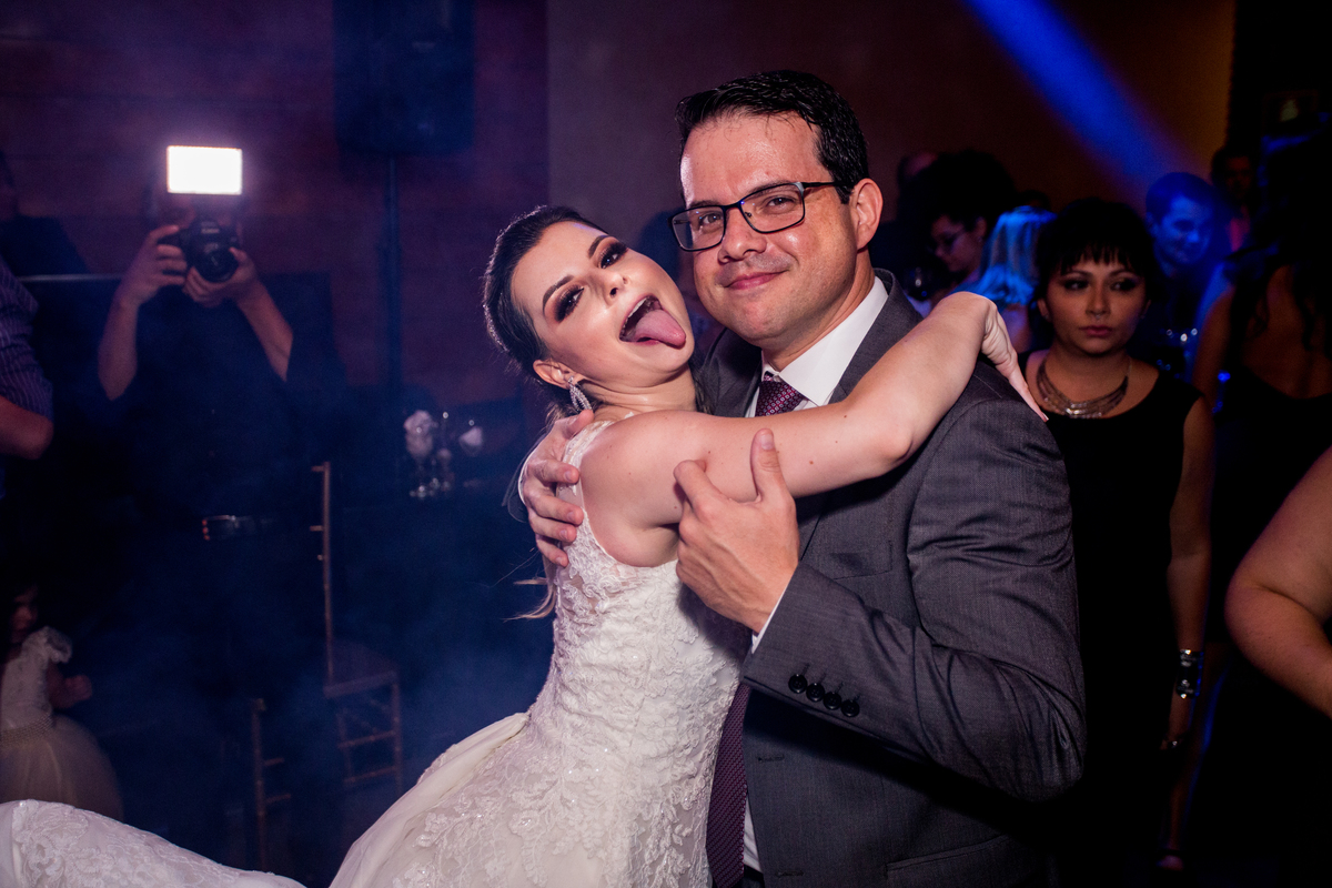 Foto da noiva com o irmão após a cerimônia na pista de dança Studio Juca Sousa casamento catolico lanai eventos fotos juca sousa franceli manata
cerimonia de casamento noiva noivos recepção de casamento