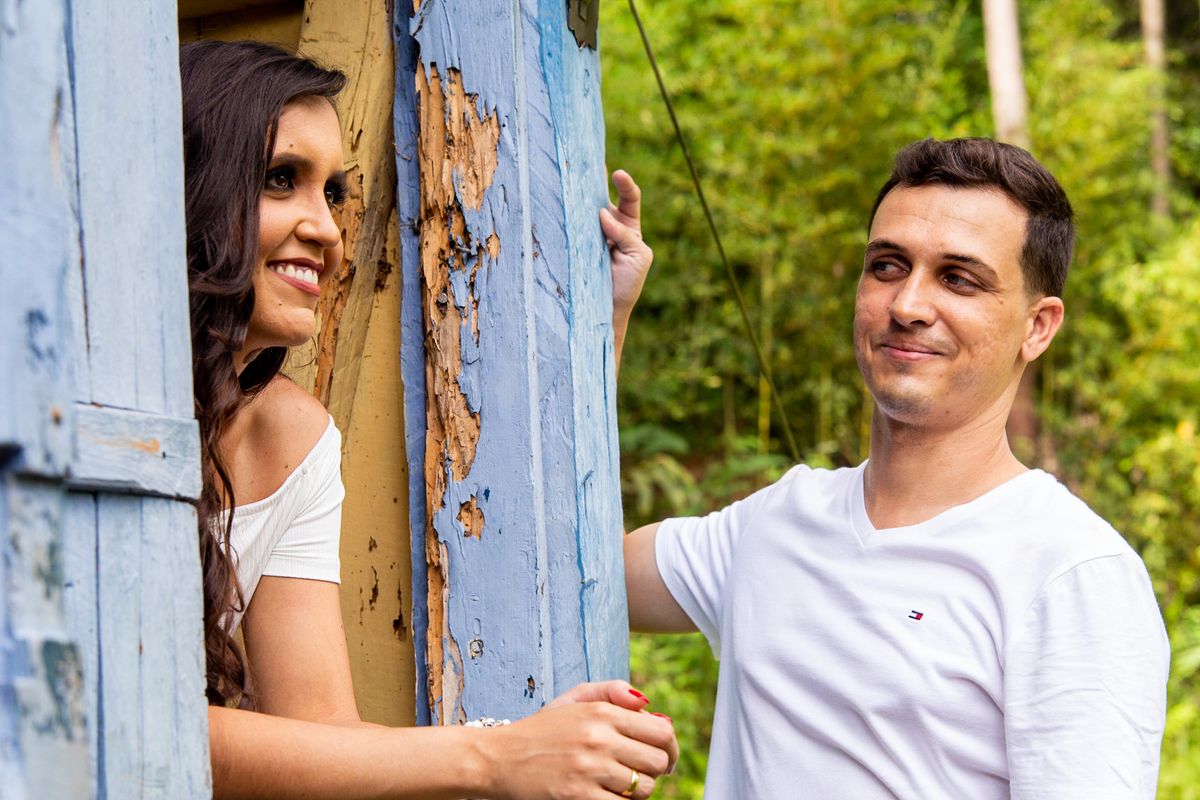 Ensaio pré wedding Bougainville Farm fotos externas noivo olhando noiva pela janela pre wedding pre casamento fotos de casal
ensaio de casal 
bougainvillefarm