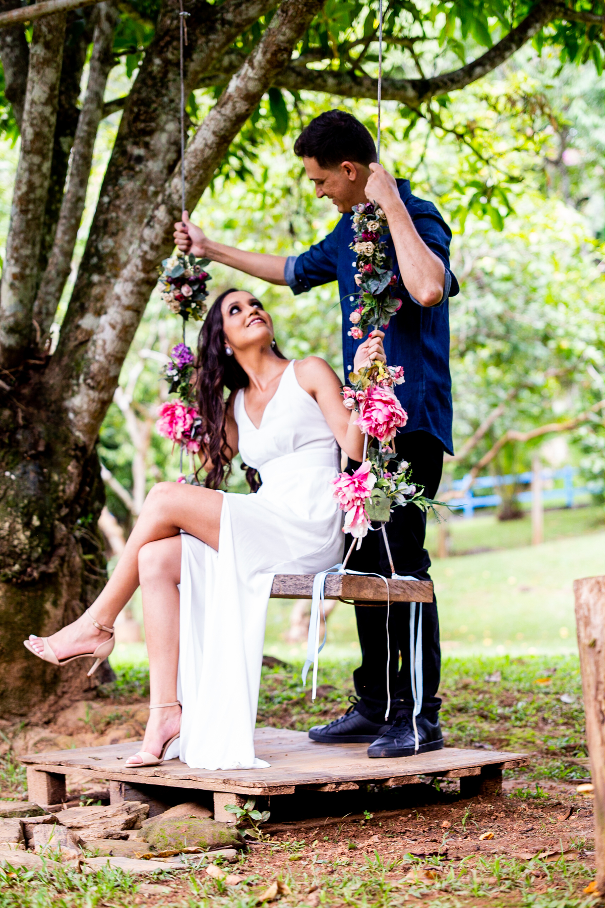 noiva olhando para o noivo em um balanco com ternura no ensaio pré wedding no bougainville farm em caeté pre wedding pre casamento fotos de casal
ensaio de casal 
bougainvillefarm