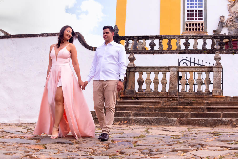 ensaio pré wedding do studio juca sousa em Tiradentes Minas gerais casal na porta da Igreja andando de mãos dadas