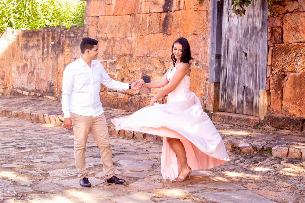 ensaio fotográfico em Tiradentes Minas Gerais noiva girando e noivo admirando