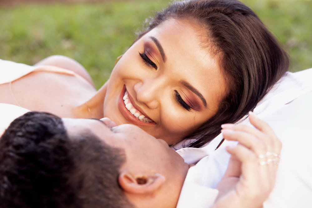 casal deitado se admirando
enasio pre wedding
pre casamento
tiradentes mg