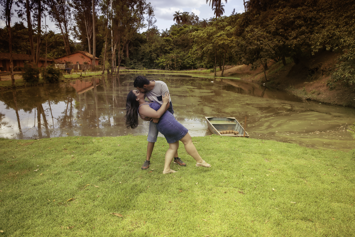 Casal na beira da lagoa no ensaio Fazendo Arraial Velho em Sabará Minas Gerais 