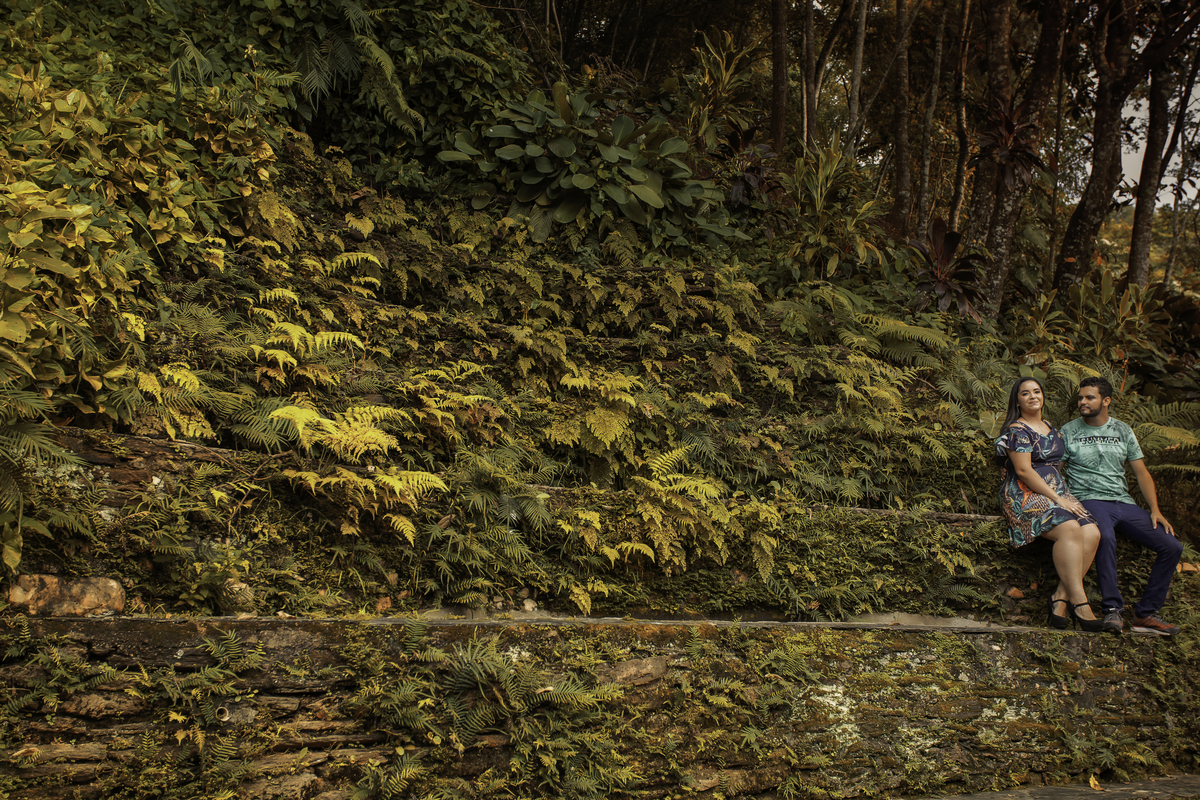 Ensaio com o casal setando no lado direito da foto