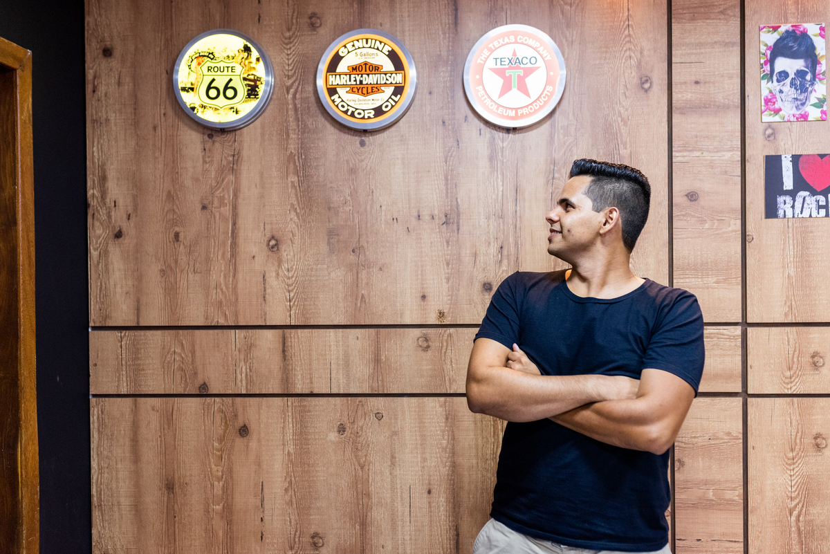 noivo no salão se aprontando e posando para as lentes dos fotografos do studio juca sousa