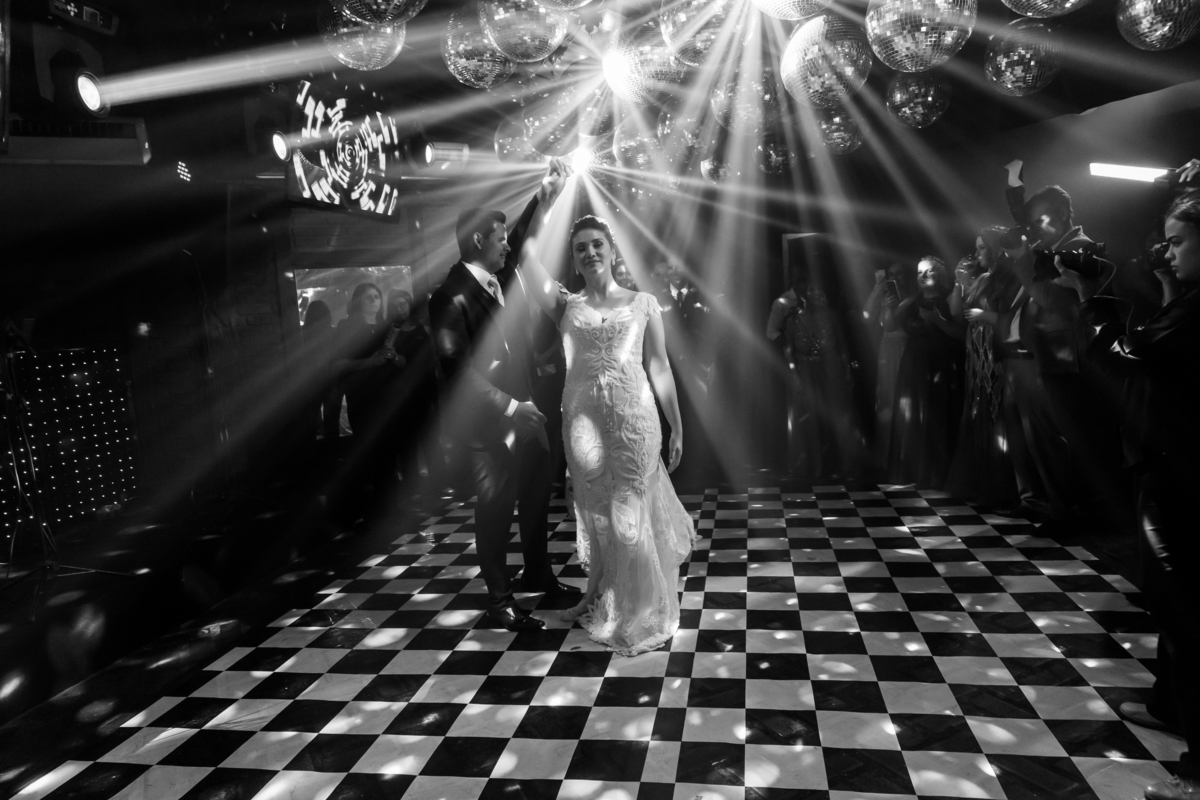 foto em preto e branco do studio juca sousa em que mostra a iluminação da boate e os noivos dançando
