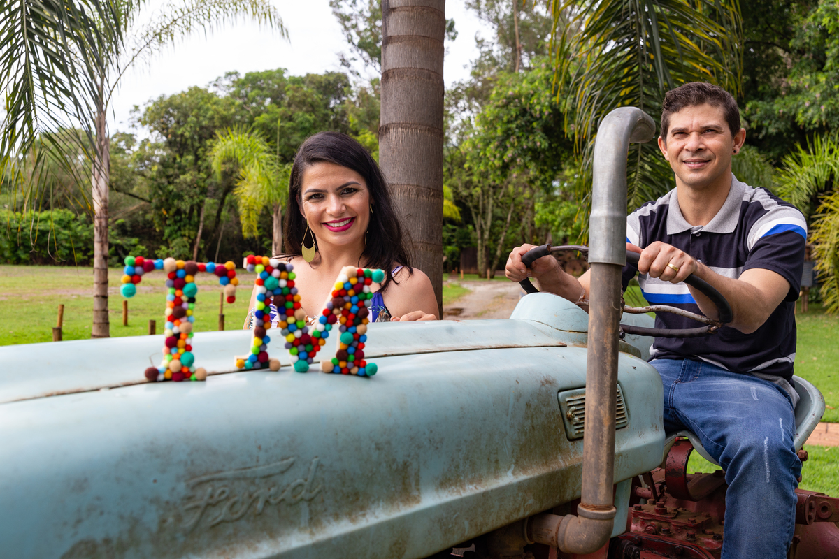 Casal gestante, ele no trator e ela por traz foto de juca sousa tirada na fazenda arraial velho em sabara