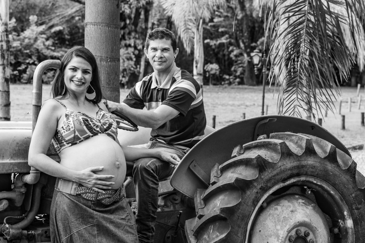 ele sentado no tratr e ela encostada no trator com a mão na barriga, foto de juca sousa