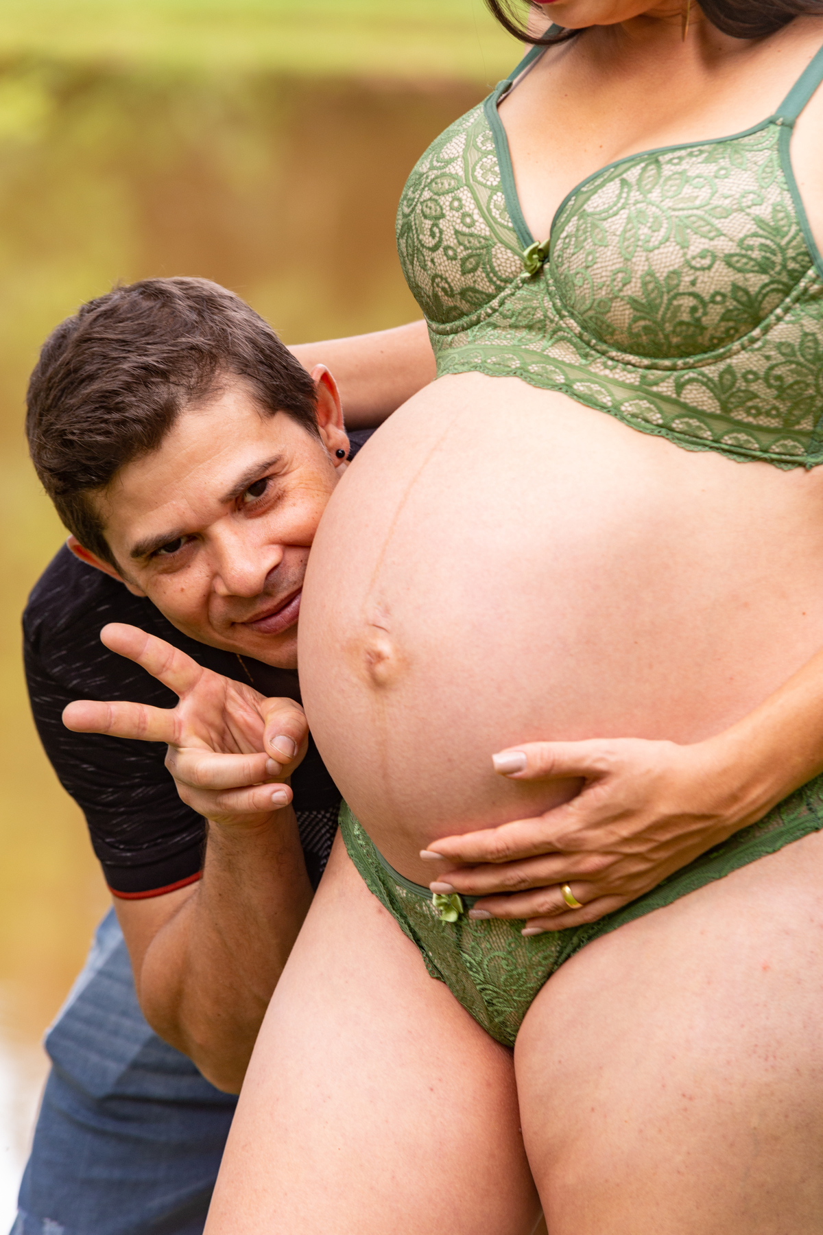 ele escondido a traz da barriga da gravida fazendo um sinal de dois para informar que são gemeos fazenda arraial velho