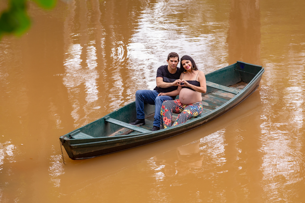casal abraçado em um barco no meio do lago, foto de franceli manata fazenda arraial velho