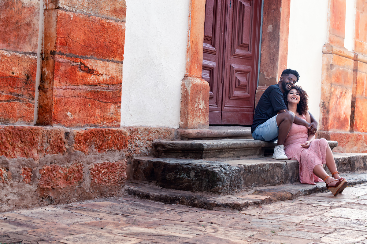 Casal na sentado na porta da igreja matriz Tiradentes Minas Gerais