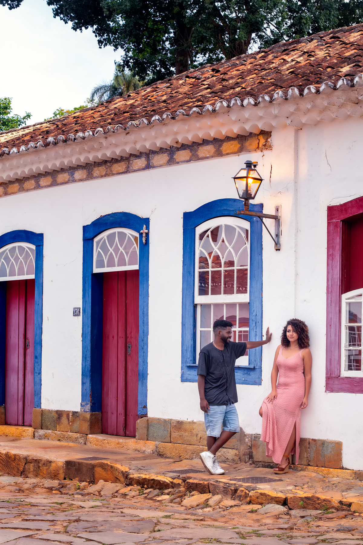 Noivo apoiado na parede e noiva encostada na parede em Tiradentes Minas Gerais