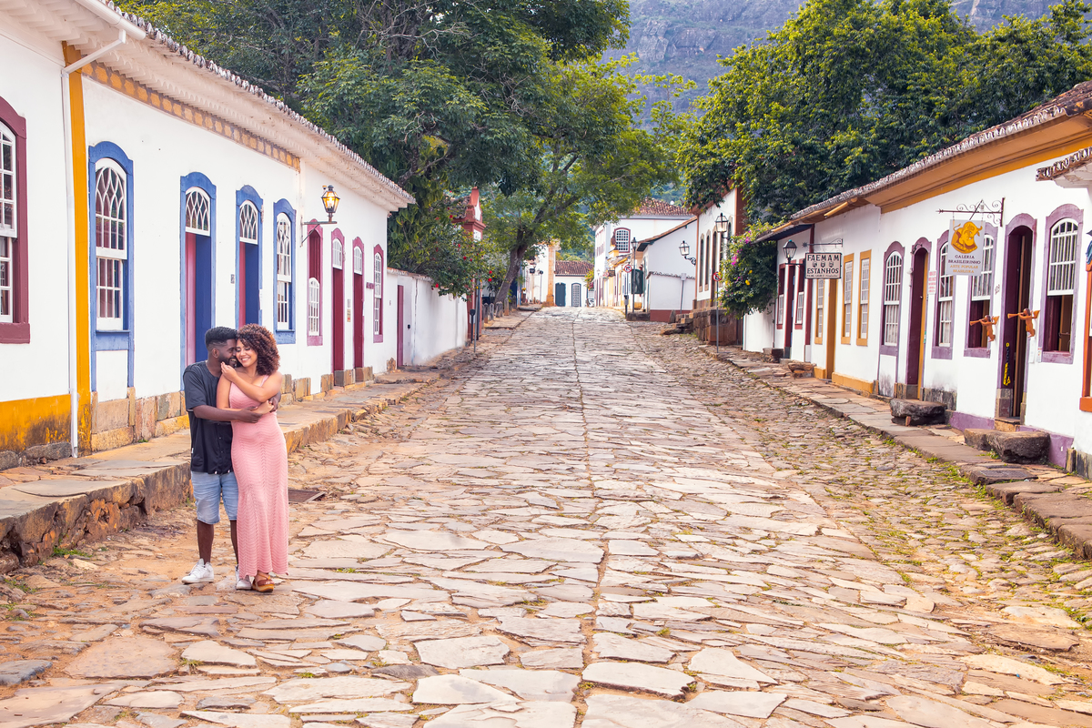 Casal abraçado com o o rosto colado em Tiradentes Minas gerais