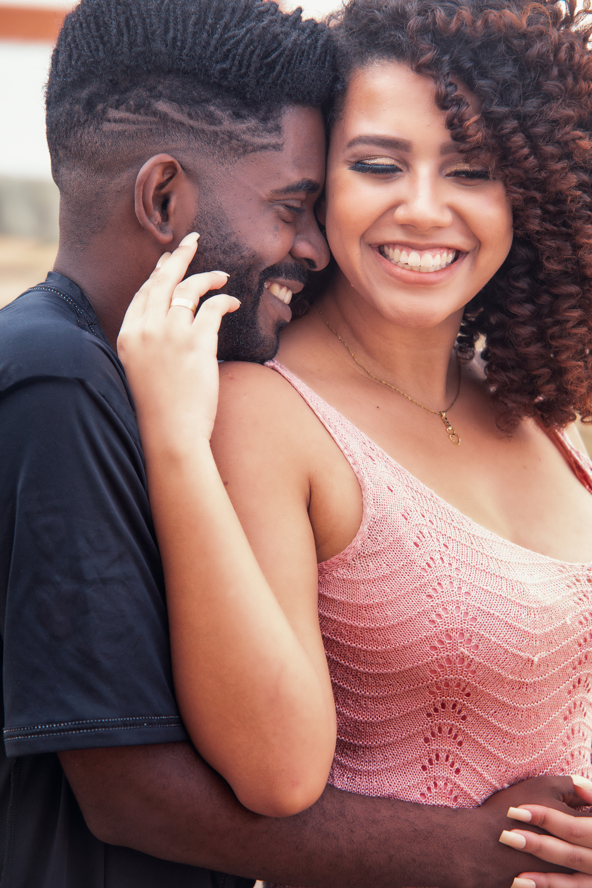 Casal sorrindo em close na igreja matriz de Tiradentes Minas Gerais ensaio prdé wedding