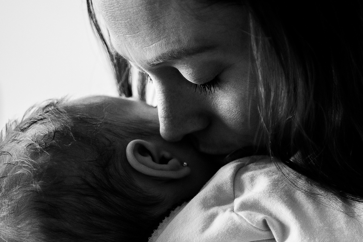 Ensaio de família, ensaio em casa, amor de família, detalhes, amamentação, fotografia de família, Fotografia de verdade, Petter Campagna, Fotógrafo Petter Campagna, Família Carraro Pierini