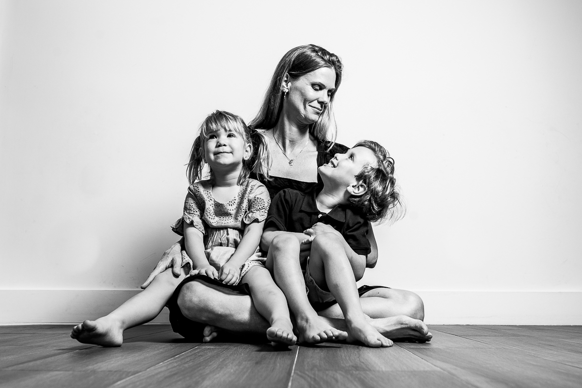 Fotografia de Família, ensaio em casa, ensaio de família, Miami Family Photographer, Ensaio premiado, Mãe e filhos, Família.
