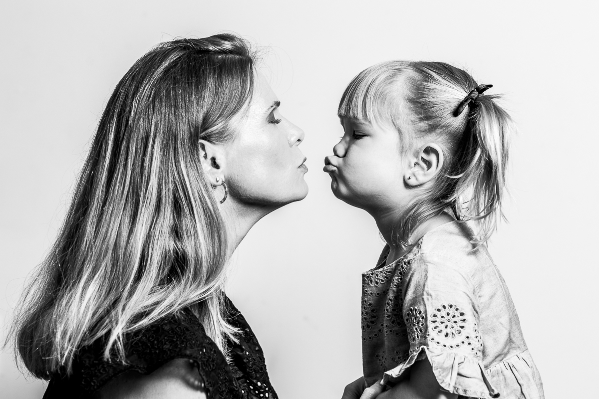 Fotografia de Família, ensaio em casa, ensaio de família, Miami Family Photographer, Ensaio premiado, Mãe e filha, Família.