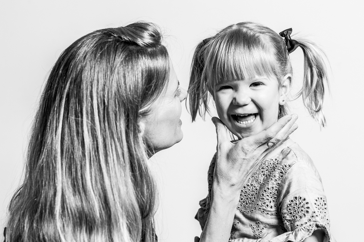 Fotografia de Família, ensaio em casa, ensaio de família, Miami Family Photographer, Ensaio premiado, Mãe e filha, Família.