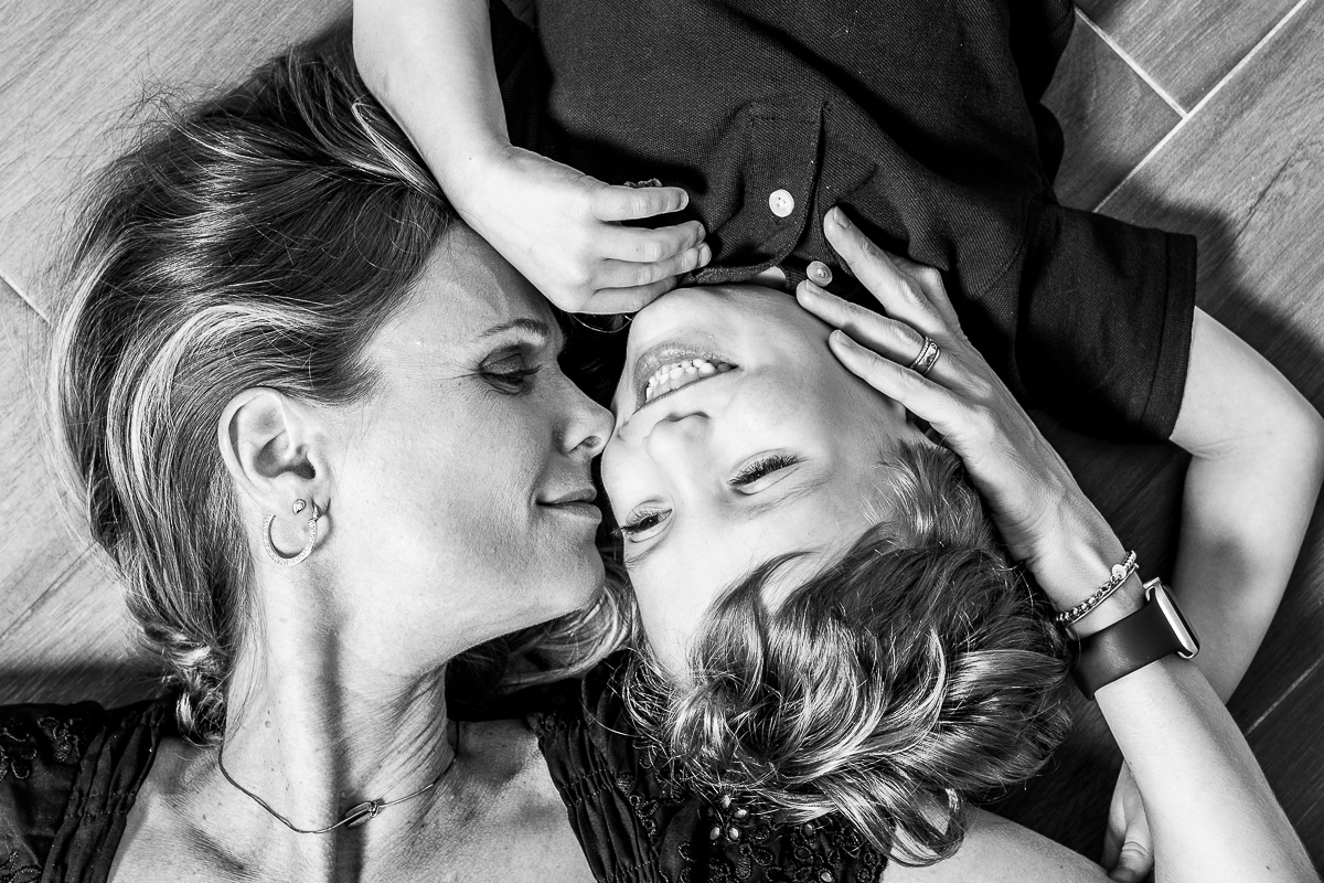 Fotografia de Família, ensaio em casa, ensaio de família, Miami Family Photographer, Ensaio premiado, Mãe e filho, Família.