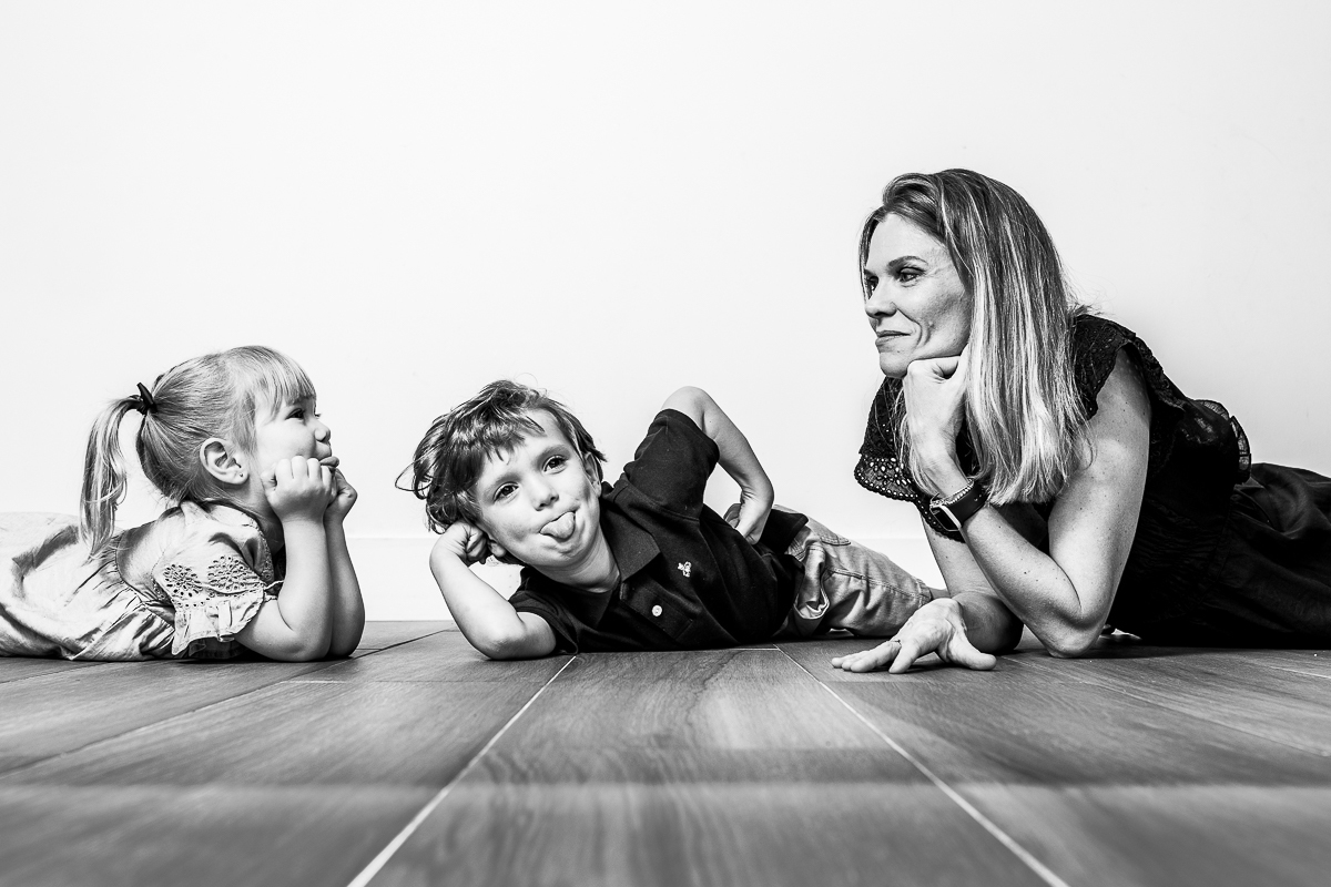 Fotografia de Família, ensaio em casa, ensaio de família, Miami Family Photographer, Ensaio premiado, Mãe e filhos, Família descontraída.