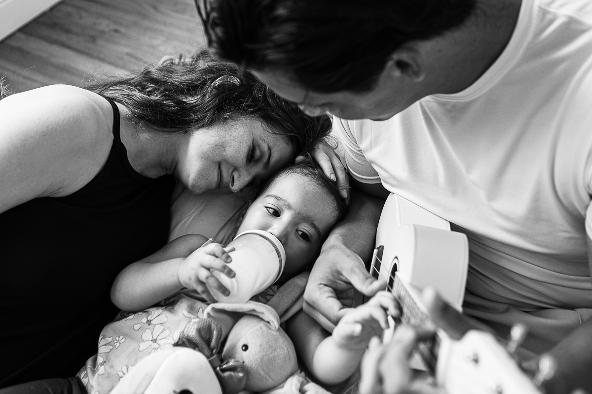 Ensaio Gestante realizado em Miami, Julie Rivo e Família, Jonh tocando ukulele
