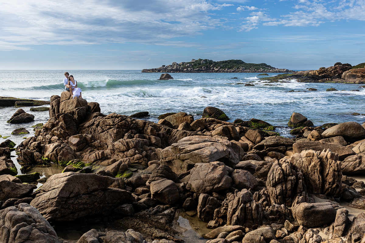 Pré-wedding na natureza, nas pedras do Mar